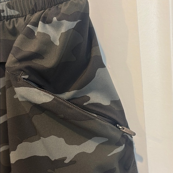 Athleta Camo Athletic Shorts Moisture-Wicking Relaxed Fit | Women’s XS - Picture 7 of 9